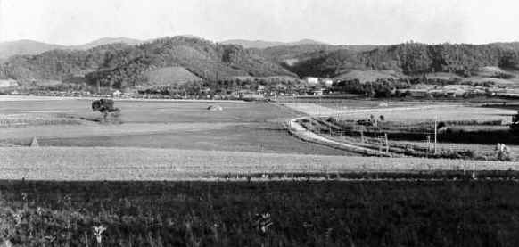 Tellico Plains in 1926, showing the burial mound of the Mississippian Moundbuilders.